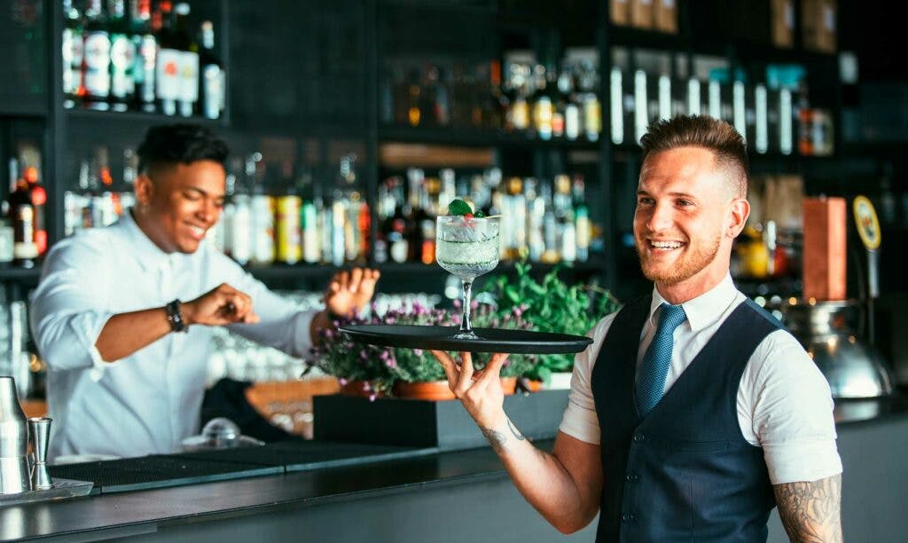 ¿Cuál es el sueldo de un camarero en Australia? [2023]