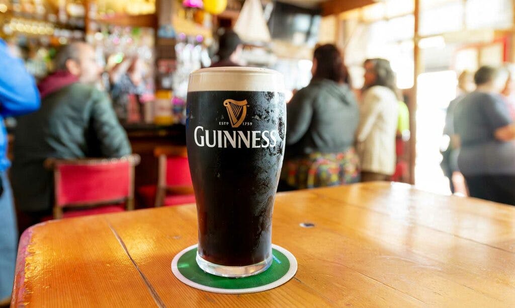 Conoce la tradición detrás de una pinta de cerveza irlandesa